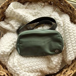 Lululemon Everywhere belt bag